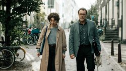 Das Arzt-Patientin-Verhältnis gerät ins Wanken: Julia Windischbauer, Sebastian Koch.