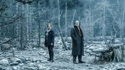 Ellie Stocker (Julia Jentsch) und Gedeon Winter (Nicholas Ofczarek) in der finalen – sehr herbstlichen – Staffel von «Der Pass».