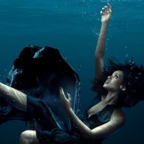 Sophie (Gugu Mbatha-Raw) sinkt immer tiefer im Meer der Gefühle.