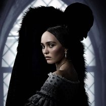 Graf Orlok (Bill Skarsgård) hat ein Auge auf Ellens (Lily-Rose Depp) Hals geworfen.