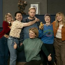 Eine schrecklliche Familie: Karo, Johnny, Toni, Nancy (vorne), Charly mit Babyente Tupac und Kaia (v. l.).