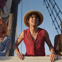 Jungpirat Ruffy (Iñaki Godoy, M.) kann wieder auf seine Freunde zählen, zum Beispiel Nami (Emily Rudd) und Usopp (Jacob Romero).