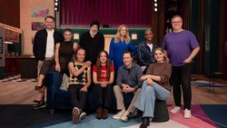 Max Giermann, Michelle Hunziker, Torsten Sträter, Barbara Schöneberger, Teddy Teclebrhan, Elton (hinten, v. l.); Olaf Schubert, Carolin Kebekus, Bully Herbig, Hill (vorne, v. l.). 