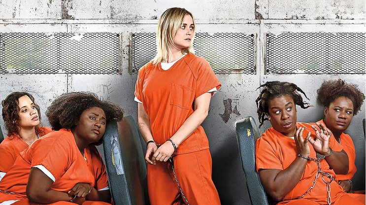 Dumm gelaufen: Piper (Taylor Schilling, M.) landet im ungemütlichen Frauenknast.