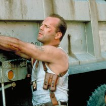 Stets im Feinripp-Unterhemd mit Knarre: Bruce Willis als John McClane.