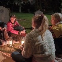 Verschworen: Die Clique um Ida begibt sich auf okkulte Abwege.
