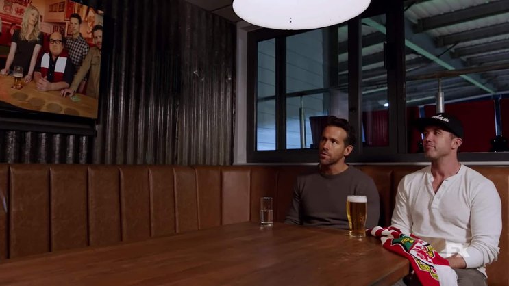 Im Norden von Wales: Ryan Reynolds (l.) und Rob McElhenney bei ihrem ersten Besuch bei Wrexham AFC.