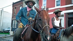 Vater und Sohn: Harp (Idris Elba) und Cole (Caleb McLaughlin) müssen einander erst leiden lernen.