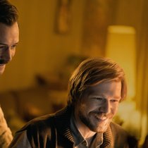 Die Bausteine für eine Ost-West-Kooperation: Henk Rogers (Taron Egerton) und Alexei Paschitnow (Nikita Efremov).