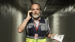 Guten Draht zum Herrgott: Flughafenseelsorger Tobias Wallace (Hugo Weaving). 