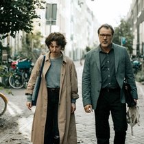 Das Arzt-Patientin-Verhältnis gerät ins Wanken: Julia Windischbauer, Sebastian Koch.