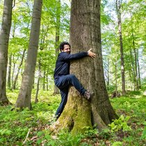 «Waldbaden»: Fahri umarmt den Baum erst zögerlich, danach aber umso herzhafter.