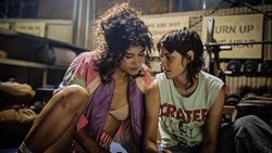 Amour fou: Lou (Kristen Stewart, r.) und Bodybuilderin Jackie (Katy O’Brian).