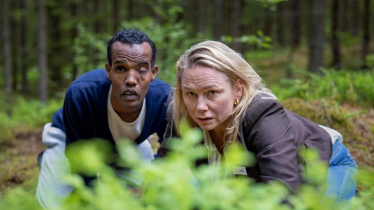 Tilda (Malin Levanon) unternimmt mit Ibraahin (Nasir Farah Dhagole) einen unerlaubten Ausflug in den Wald.