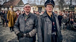 Der maskierte SS-Führer von Starnfeld (Alexander Scheer, r.) ist ein Sadist.