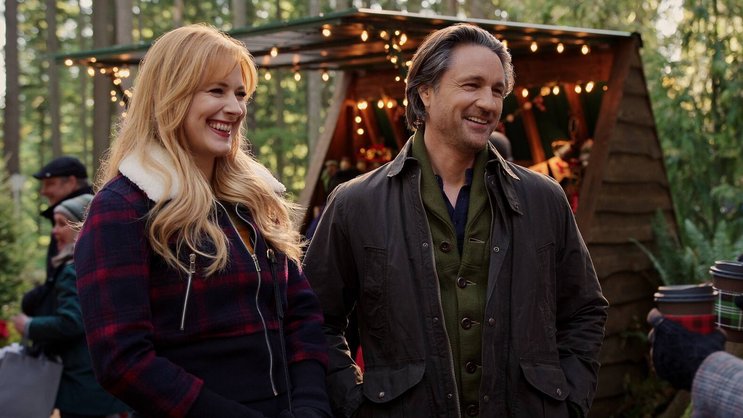 Mel (Alexandra Breckenridge) und Jack (Martin Henderson) in Weihnachtsstimmung.