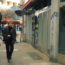 Die Reporterin Rosa (Lisa Vicari) bietet dem US-Tourist Josh (Ben Lloyd-Hughes) ihre Hilfe an.