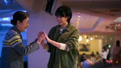 Michi (l.) freundet sich mit der «Plan 75»-Telefonistin Yôko (Yûmi Kawai) an.