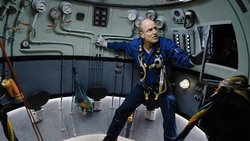Koordiniert in der Glocke die Tauchgänge: Duncan (Woody Harrelson).