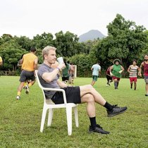 Trainer Rongen (Michael Fassbender) drillt die Inselkicker.
