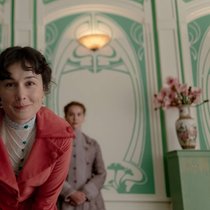 Selber single, aber ein Ass im Kuppeln: die Anstandsdame Elena Bianda (Nadia de Santiago).