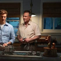 Harry (Christian Slater, r.) hilft Sohn Dexter (Patrick Gibson), seine Triebe zu kanalisieren.