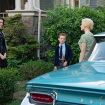 Celine (Anne Hathaway, l.) geht zu Alice (Jessica Chastain) auf Distanz.