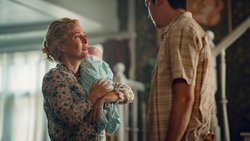 Otis (Asa Butterfield) ist kein Einzelkind mehr: Jean (Gillian Anderson) hat Baby Joy geboren.