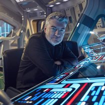 «Black Mirror»-Schöpfer Charlie Brooker am Set der Folge «Polygon» (Staffel 7).