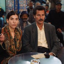 Halim (Saleh Bakri) und Mina (Lubna Azabal) im Kaffeehaus.