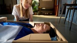 Mila (Friederike Kempter) bestellt sich einen Roboter. Was der wohl alles kann?