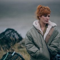 Einst Polizistin, jetzt Lehrerin: Jackie Ellis (Kelly Reilly) will beide Fälle aufklären.