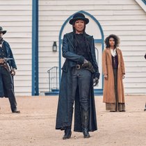 Zu allem bereit: Rufus Bucks rechte Hand Trudy Smith (Regina King) samt Gefolge.