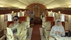 Korda (Del Toro) fliegt mit Tochter Liesl (Threapleton) zu Investoren.