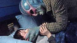 Wehe, du verrätst mich! Nur ein frecher, 9-jähriger Bub kann Hah Res ausserirdische Gestalt erkennen.