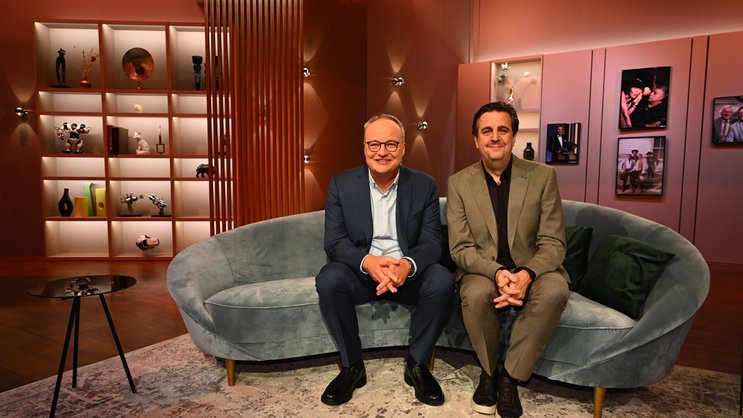 Wühlen sich durch deutsche TV-Archive: Oliver Welke und Bastian Pastewka (r.).