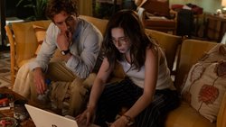 Am Datensammeln: Jeff (Jeremy Allen White) und Frances (Mikey Madison). 