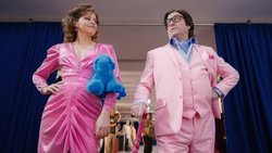 Ohne Frauen wie Robbie (Elizabeth Banks) hätte der narzisstische Spielzeugverkäufer (Zach Galifianakis) sein Plüschimperium niemals aufbauen können.