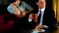 Verführerisch: Audrey Horne (Sherilyn Fenn) verdreht Agent Cooper den Kopf.