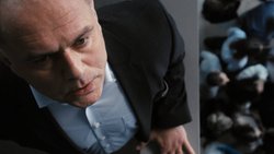 Infolge Missmanagement droht Gion Durisch (Marco Luca Castelli) sein Familienunternehmen zu verlieren.