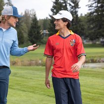 Pryce Cahill (Owen Wilson) macht den jungen Golfer Santi (Peter Dager) reif für die Profikarriere.