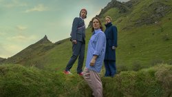 Die Jugendfreundinnen Dara, Soarsie und Robyn (v. l.) suchen nach Greta.
