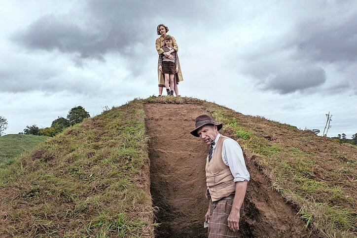 THE DIG (L-R): CAREY MULLIGAN as EDITH PRETTY, RALPH FIENNES as BASIL BROWN. Cr. LARRY HORRICKS/NETFLIX Â© 2021Â