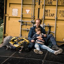 Vater Uli (Mark Waschke) flüchtet mit seiner Familie nach Russland.