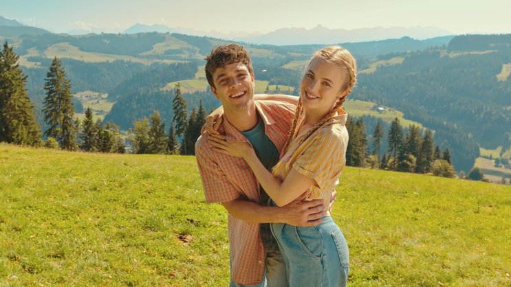 Schwören sich ewige Liebe: Daneli (Luca Hänni) und sein Schätzli Heidi (Elena Flury).