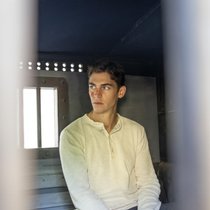 Hinter Gittern und ohne typischen Hut: Sherlock Holmes (Hero Fiennes Tiffin) in jungen Jahren. 