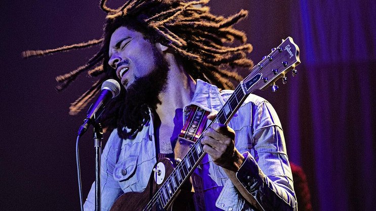 Bob Marley (Kingsley Ben-Adir) bei seinem Friedenskonzert.