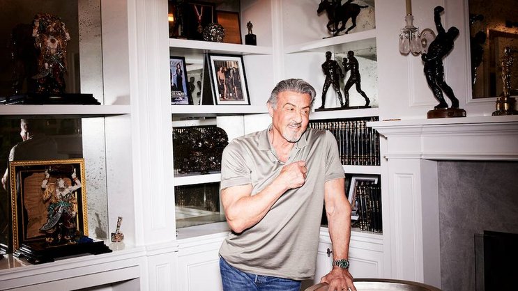Sylvester Stallone (76) gibt sich daheim ganz der Familie hin.
