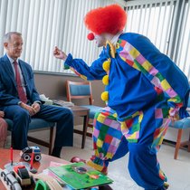 Griesgram Otto (Tom Hanks) findet den Spitalclown gar nicht lustig.