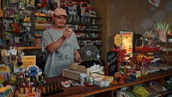 Das kommt nicht gut! Fred (Wilson Gonzalez) ist vorübergehend Chef im «Späti».